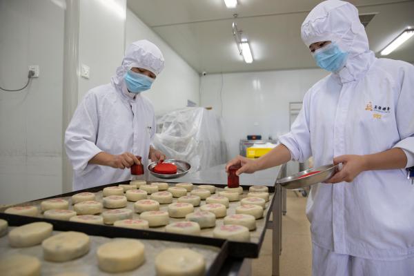 一只网红手作月饼的诞生…探访玉佛寺净素月饼“神秘工厂”