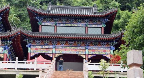探秘地球心脏神秘 李宗仁屯兵福地遗址 石林公园 华龙寺玉林休闲一日游
