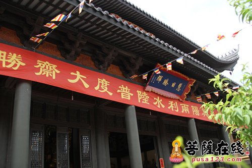 上海宁国禅寺水陆熏坛洒净 遍洒坛口 净化人心