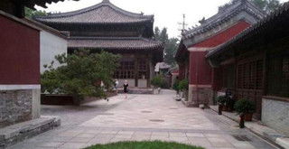 故宫附近寺庙变私人会所 豪车出入可坐龙椅