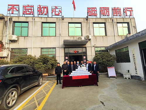 马厂湖镇城前村 第一书记联手爱心企业 150台报警器送家中